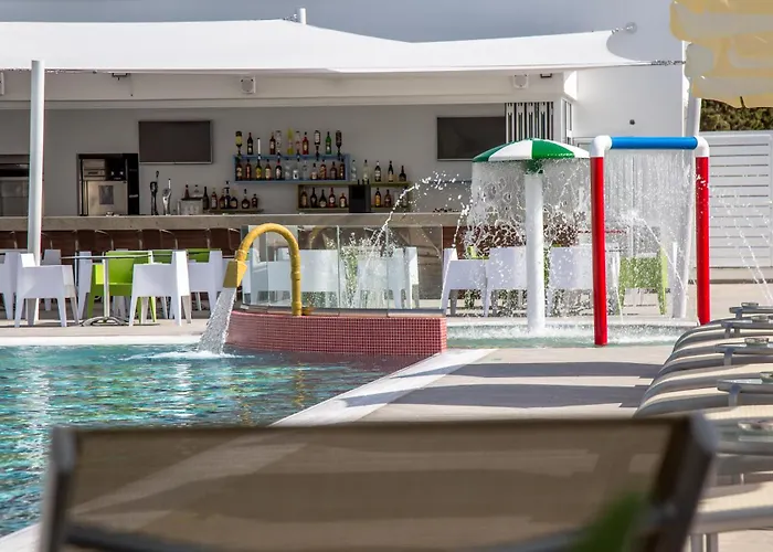 Nicholas Color Otel Aya Napa